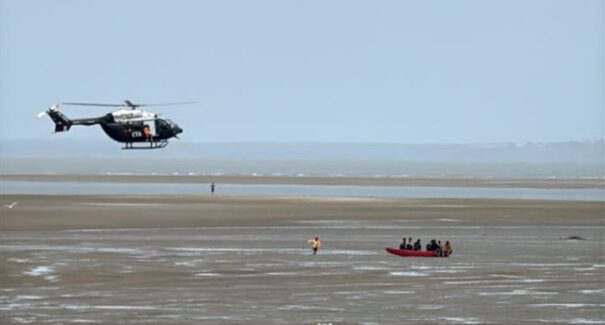 Vídeo: CTA resgata tripulantes de embarcações encalhadas próximo ao Cais da Praia Grande