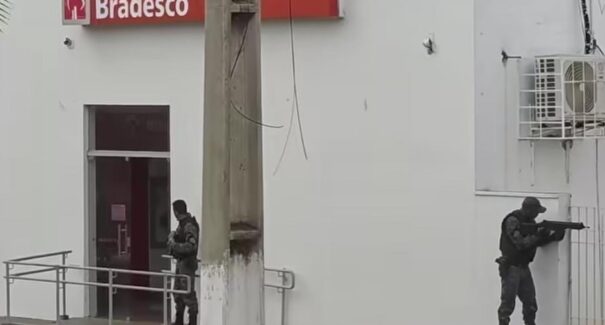 Criminosos assaltam agência bancária em Porto Franco; gerente tem explosivos presos no corpo