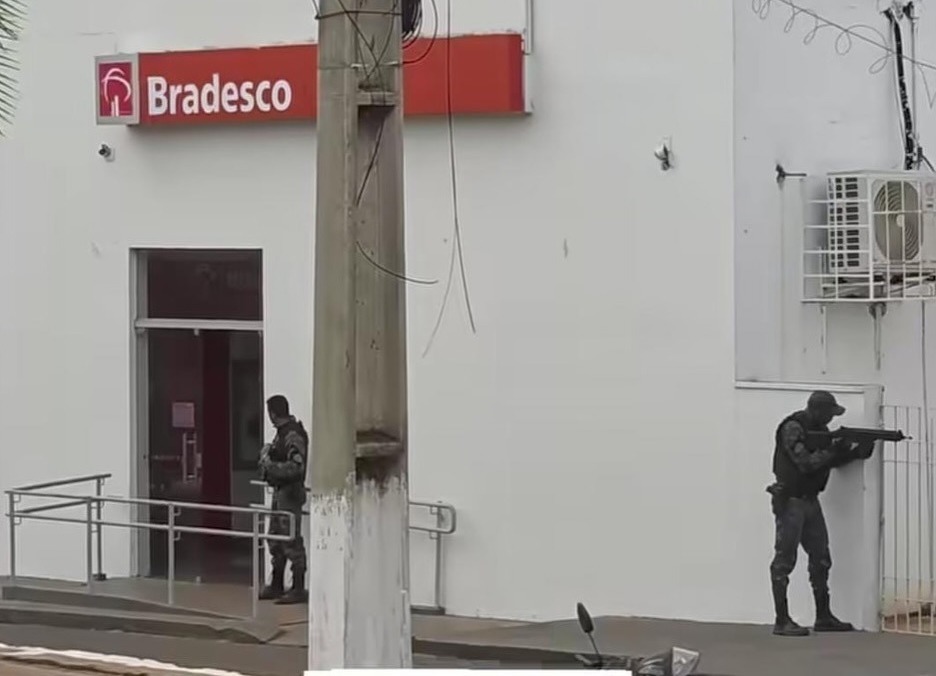 O gerente do Bradesco de Porto Franco tem explosivos presos no corpo (Foto: Divulgação)