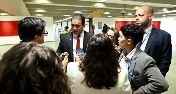 Weverton Rocha se posiciona como mediador entre governo e Congresso