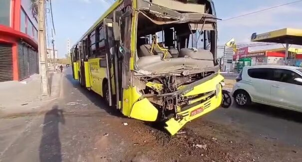 Dois ônibus se chocam em São Luís após possível falha nos freios; pneus desgastados chamam a atenção