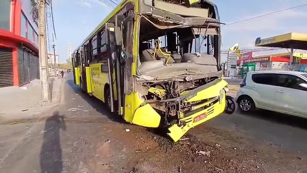 Dois ônibus se chocam em São Luís após possível falha nos freios; pneus desgastados chamam a atenção