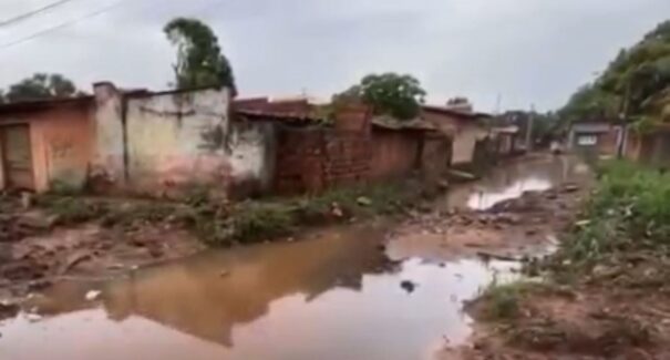 Temporal causa alagamentos na Vila Nova República e moradores denunciam obra inacabada