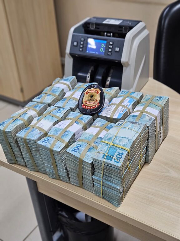 Os valores em espécie e os dispositivos eletrônicos apreendidos serão encaminhados para análise pericial e rastreamento financeiro (Foto; Divulgação)