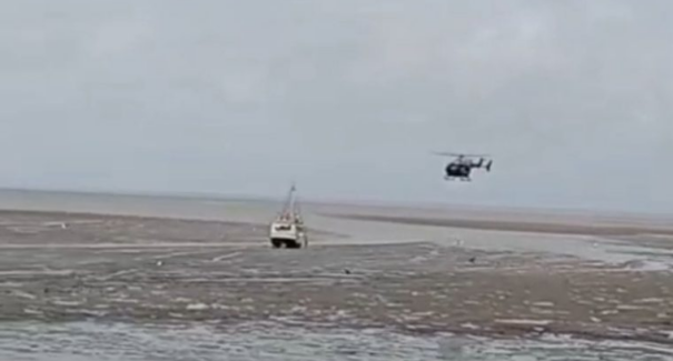 Barco encalha na maré baixa no Cais da Praia Grande, em São Luís