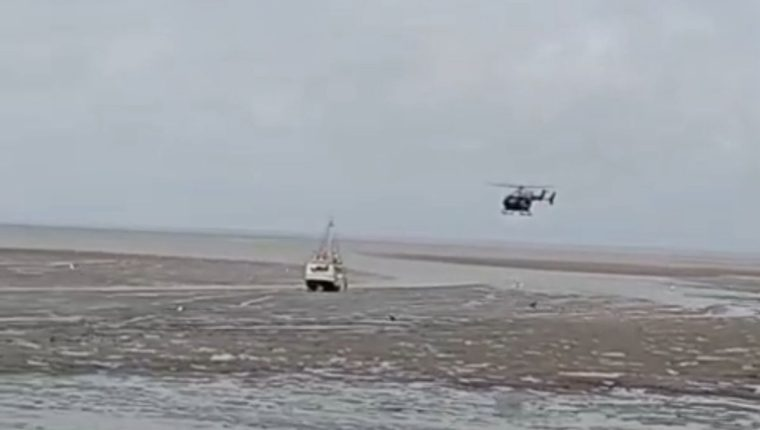 Barco encalha na maré baixa no Cais da Praia Grande, em São Luís