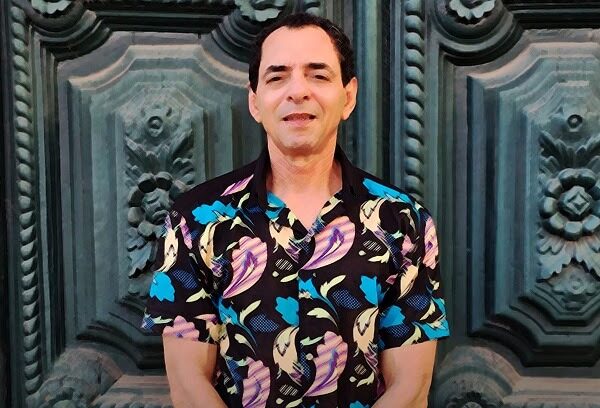Produzido por Zeca Baleiro, “Teu Cantor” sucede o EP “Voz & Violão Brasileiros” (2020), lançado em parceria com Renato Piau, e o álbum “Sambas” (2018) (Capa: Andrea Pedro)
