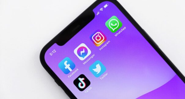 Austrália proíbe redes sociais para menores de 16 anos