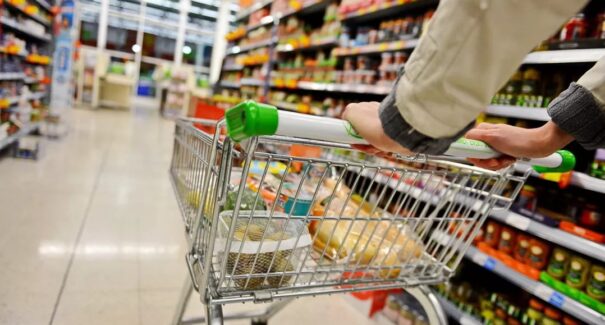 Varejo alimentar: preço médio segura vendas, enquanto número de pontos diminui