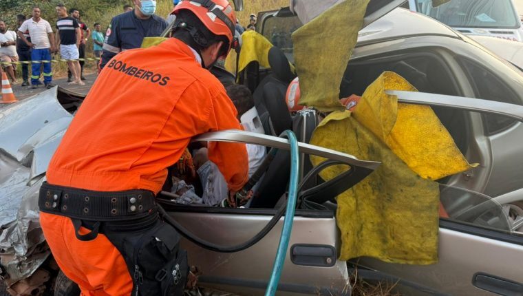 Vídeo: batida entre carros deixa motorista preso às ferragens na Ponta da Espera