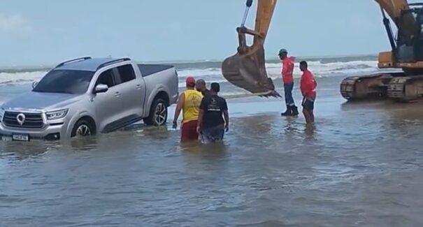 Caminhonete fica atolada na Praia do Araçagy