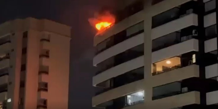 
Incêndio atingiu apartamento na noite desse domingo (14), em São Luís. -(Foto: Reprodução)