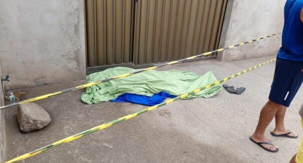 Homem é encontrado morto em frente a residência em Paço do Lumiar