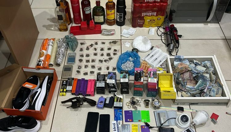Foto: Materiais apreendidos na residência do suspeito. - (Foto: Divulgação/PC-MA