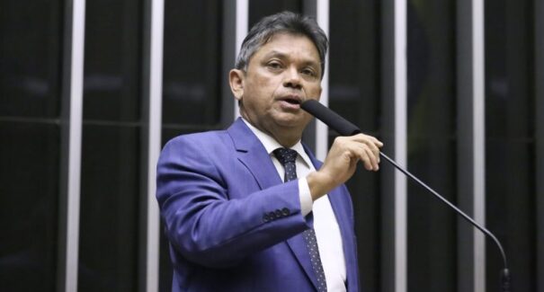Proposta de Márcio Jerry que proíbe cancelamento de bolsas avança na Câmara