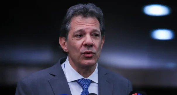 Haddad busca canal direto com EUA para rastrear peças de fuzis
