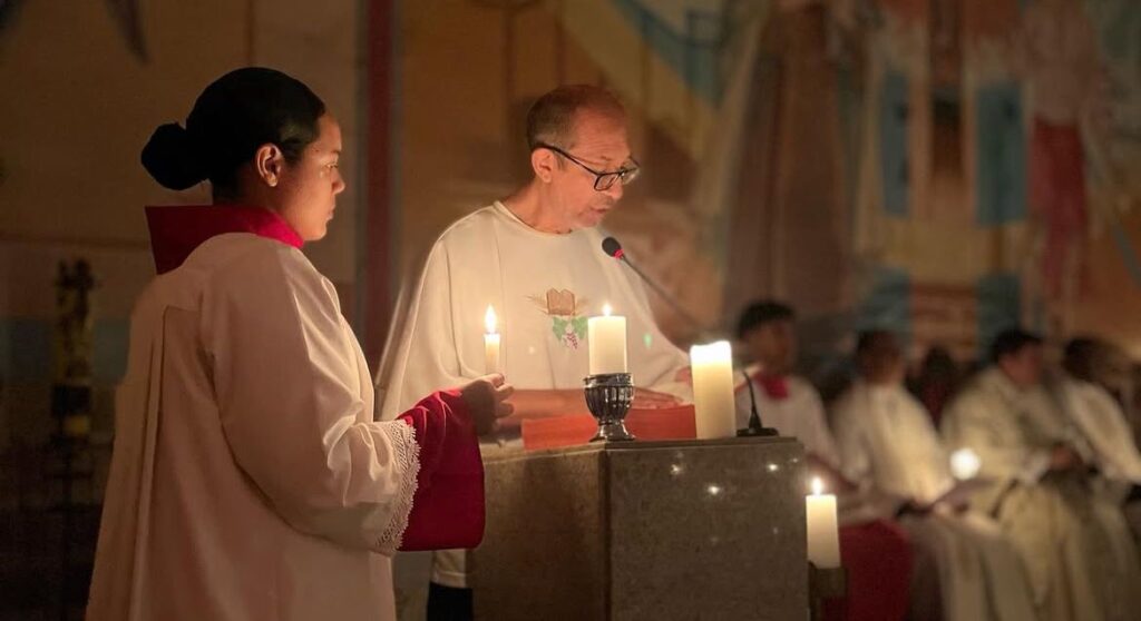 Celebrada antes do nascer do sol e à luz de velas, a Missa Rorate é dedicada à Virgem Maria e simboliza a esperança da humanidade que aguarda a vinda de Cristo (Foto: Reprodução)