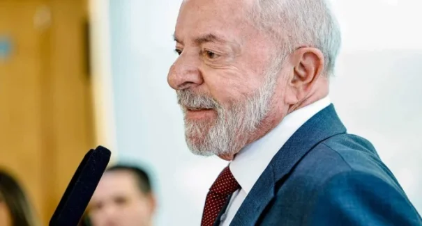 Lula afirma que salário mínimo é insuficiente, mas destaca papel histórico do direito