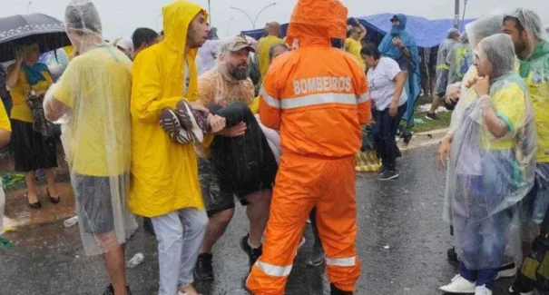 Raio atinge apoiadores durante ato de Nikolas Ferreira em Brasília e deixa feridos