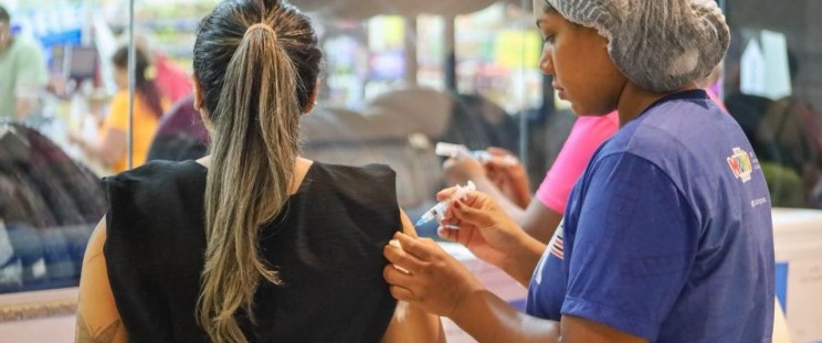 Viajantes devem atualizar carteira de vacinação (Foto: Márcio Sampaio)
