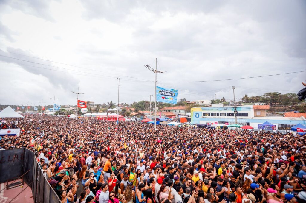 Férias e pré-carnaval lotam praias e expõem desafios de limpeza e segurança