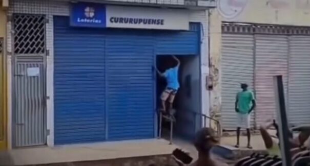Vídeo: homem se tranca em casa lotérica após longa espera por atendimento em Cururupu