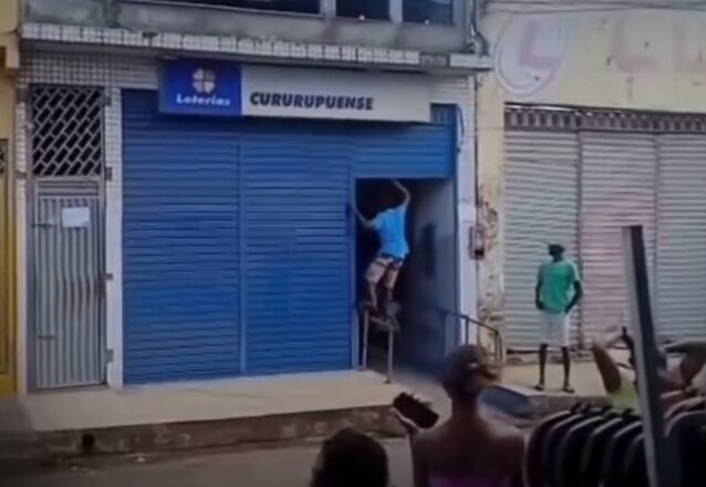 Cansado da longa espera para receber dinheiro, um homem decidiu baixar as portas do estabelecimento e se trancar no interior do local (Foto: Redes Sociais)