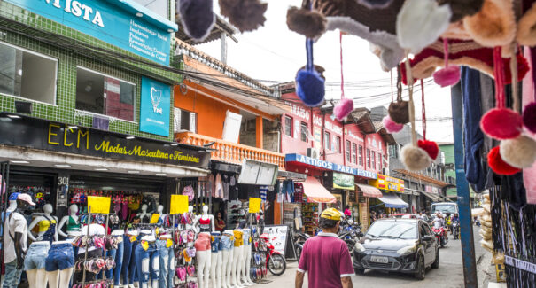 Consumo nas favelas entra em fase de maturidade; Shopee e Mercado Livre reinam entre as varejistas online