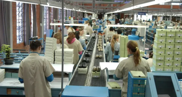 Faturamento da indústria sobe, mas emprego cai pelo terceiro mês