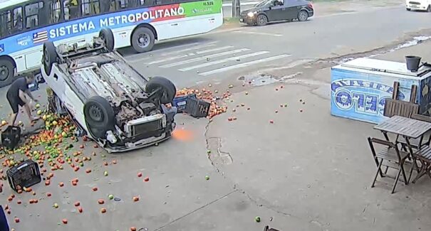 Acidente envolvendo ônibus, carro e motocicleta deixa mulher ferida na MA-201