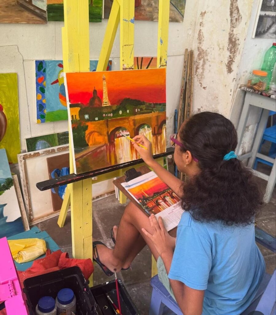 Suzany demonstra afinidade com a arte desde os três anos de idade, quando começou a se interessar por desenhos e cores no papel. (Divulgação)