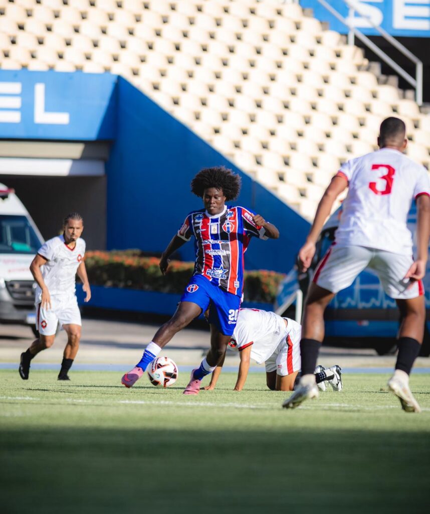 Vagalume (C) teve ótima chance nos acréscimos, mas não fez o gol da vitóiria atleticana - FOTO: ( Yuri Oliveira/MAC  )
