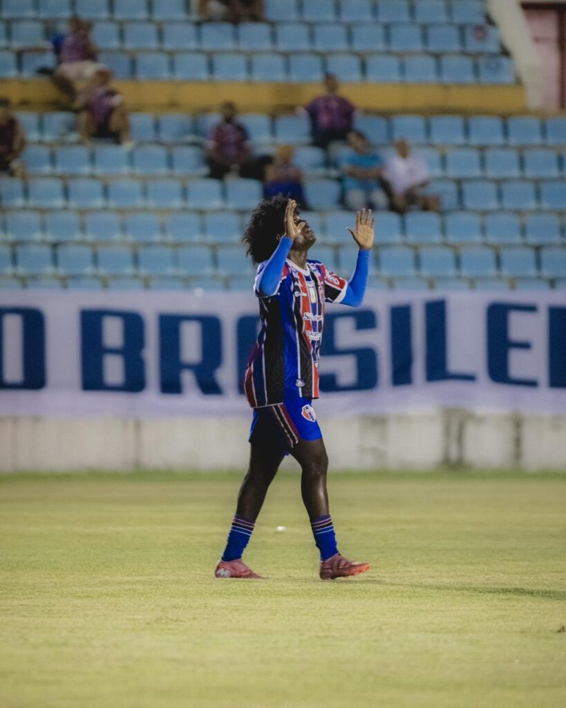 Vagalume comemorou a marcação do gol da vitória atleticana. (Foto:Iury Oliveira/MAC)