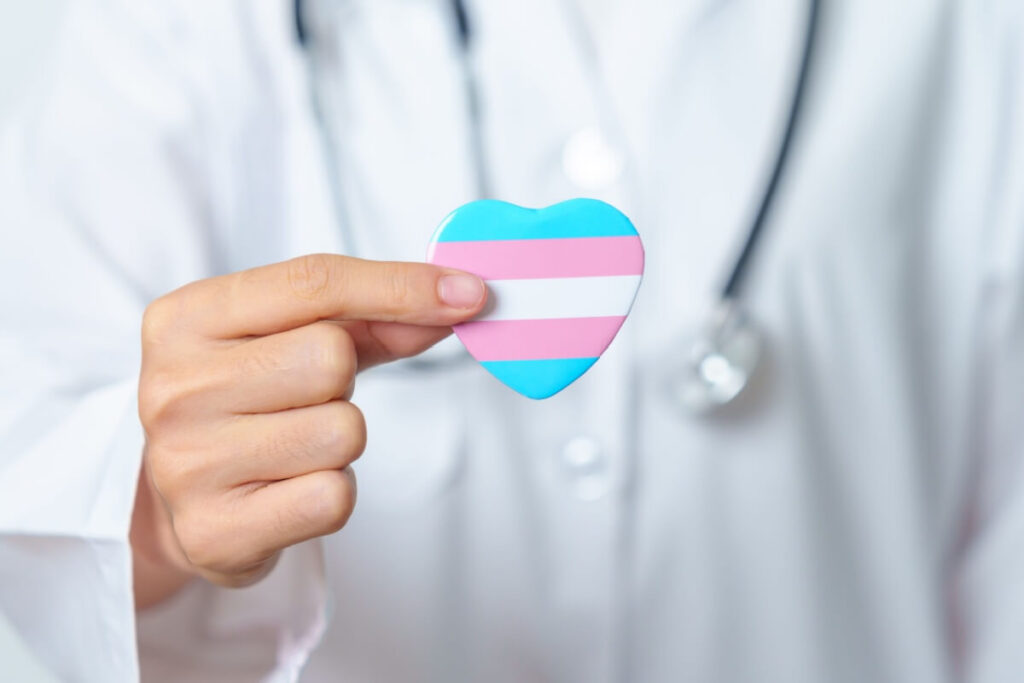 Avanços técnicos e mudança de abordagem têm ampliado o acesso de pessoas trans a procedimentos de afirmação de gênero (Imagem: Jo Panuwat D | Shutterstock)
