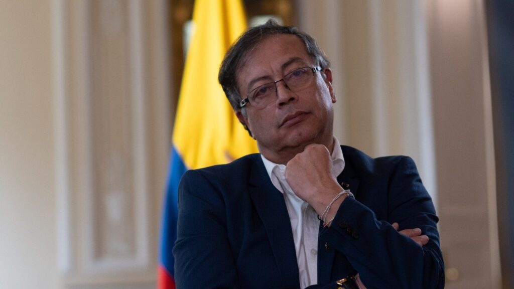 Presidente convoca população à resistência após declaração de Trump sobre intervenção na Colombia