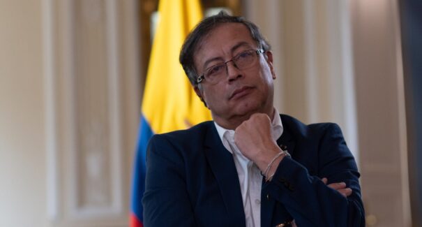 Presidente convoca população à resistência após declaração de Trump sobre intervenção na Colombia