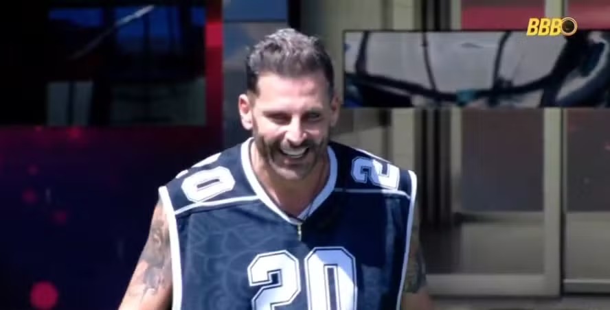 Após sofrer uma convulsão na prova do líder, Henri Castelli volta para a casa do 'BBB 26' (Foto: Reprodução/TV Globo)