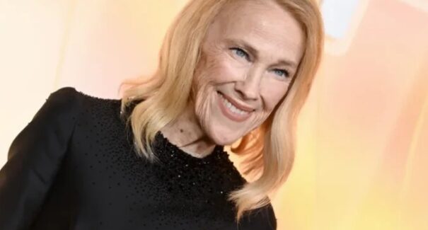 Morre a atriz Catherine O’Hara, de “Esqueceram de mim” e “Beetlejuice”, aos 71 anos