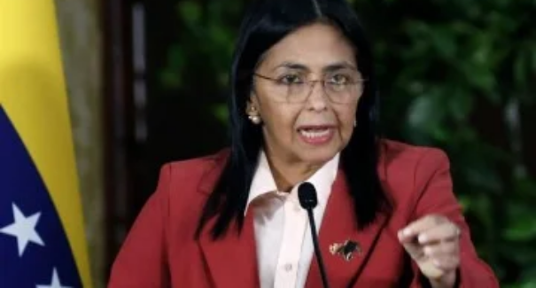 Forças Armadas da Venezuela reconhecem vice como presidente interina
