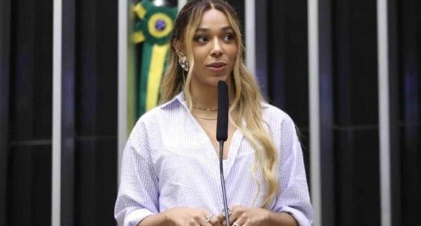 Erika Hilton acusa IA do X de gerar imagens eróticas com crianças