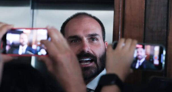 PF determina retorno imediato de Eduardo Bolsonaro a cargo de escrivão