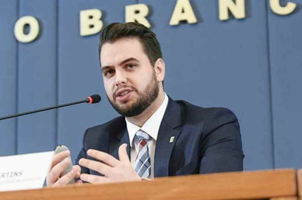 Martins usará tornozeleira eletrônica, teve o passaporte cancelado e está proibido de acessar redes sociais (Foto: Divulgação/Agência Senado)
