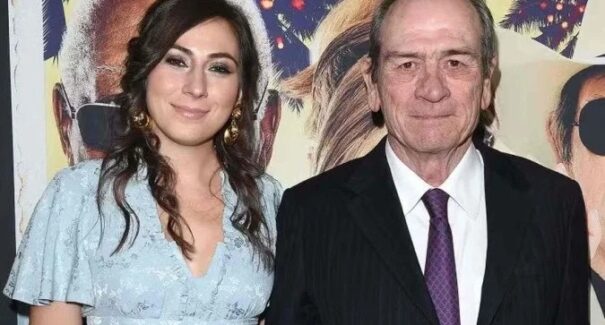 Filha do ator Tommy Lee Jones é encontrada morta em hotel nos EUA
