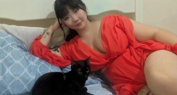 “Me senti violada”: cantora denuncia imagens nuas criadas por IA