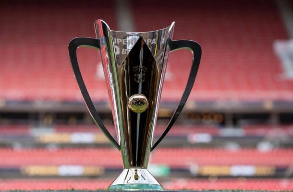 A Taça da Supercopa do Brasil será disputada entre Flamengo e Corinthians no dia 1º de fevereiro (Foto: Lesley Ribeiro/CBF)
