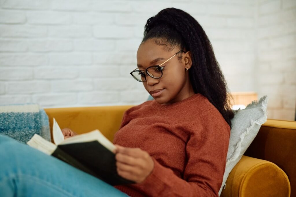 A leitura ajuda no desenvolvimento pessoal e no aprendizado contínuo (Imagem: Drazen Zigic | Shutterstock)
