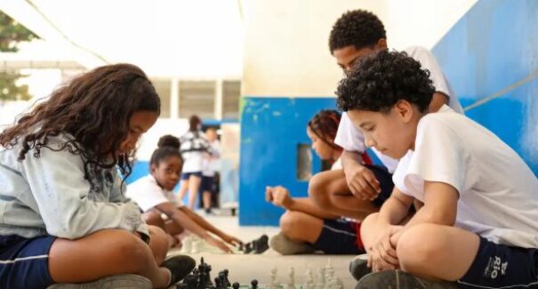 Lei de restrição ao uso de celular nas escolas terá impacto avaliado por pesquisa do MEC