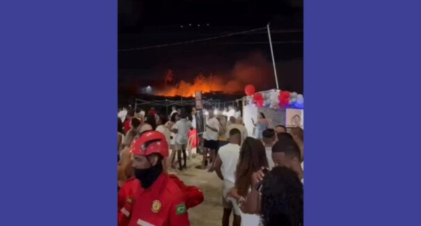 Incêndio em área de vegetação assusta público durante Réveillon na Praia do Olho d’Água