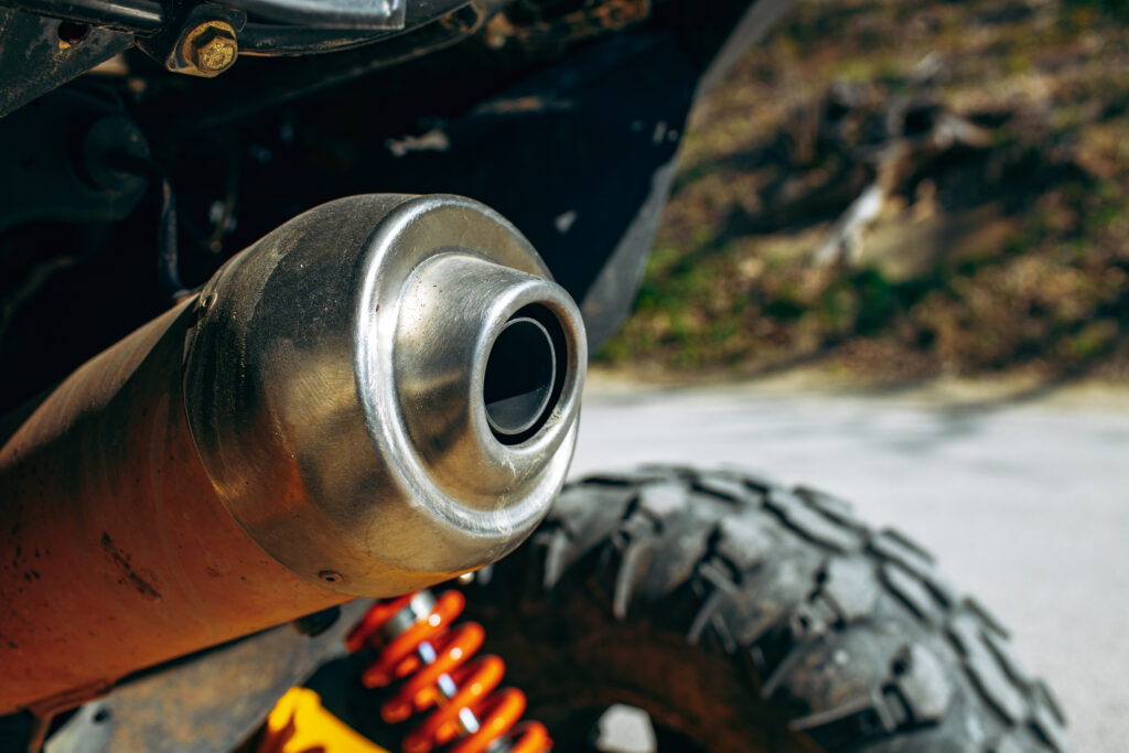 O excesso de barulho tem origem, principalmente, em veículos com escapamentos adulterados, uso abusivo de som automotivo e motocicletas que circulam com níveis de ruído acima do permitido pela legislação. (Foto: Freepik)