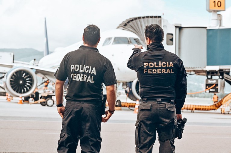 PF deporta irlandês acusado de matar criança de três anos; criminoso foi detido em São Luís